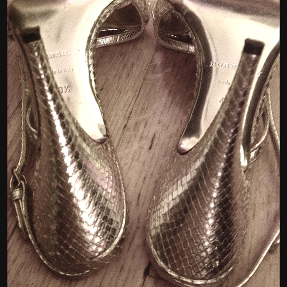 🎉H.P🎉BURBERRY SILVER LEATHER HEELS - Picture 2 of 4